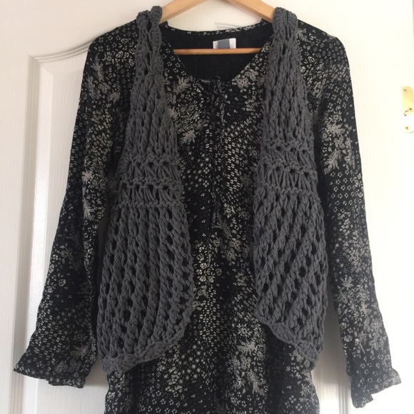 Bohemian style grey crochet vest - Picture 4 of 7